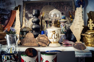 Hebron, Filistin Bölgesi, 5 Şubat 2026 eski şehirdeki yerel hediyelik eşya dükkanı. Geleneksel el sanatları, seramik ve kültürel öğeler Hebron 'un tarihi bölgesinde ziyaretçiler için sergilenmektedir..