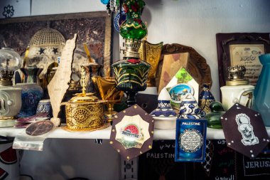 Hebron, Filistin Bölgesi, 5 Şubat 2026 eski şehirdeki yerel hediyelik eşya dükkanı. Geleneksel el sanatları, seramik ve kültürel öğeler Hebron 'un tarihi bölgesinde ziyaretçiler için sergilenmektedir..