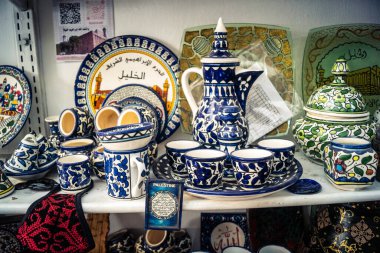 Hebron, Filistin Bölgesi, 5 Şubat 2026 eski şehirdeki yerel hediyelik eşya dükkanı. Geleneksel el sanatları, seramik ve kültürel öğeler Hebron 'un tarihi bölgesinde ziyaretçiler için sergilenmektedir..