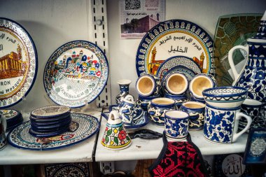 Hebron, Filistin Bölgesi, 5 Şubat 2026 eski şehirdeki yerel hediyelik eşya dükkanı. Geleneksel el sanatları, seramik ve kültürel öğeler Hebron 'un tarihi bölgesinde ziyaretçiler için sergilenmektedir..