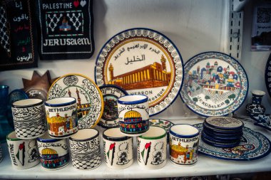 Hebron, Filistin Bölgesi, 5 Şubat 2026 eski şehirdeki yerel hediyelik eşya dükkanı. Geleneksel el sanatları, seramik ve kültürel öğeler Hebron 'un tarihi bölgesinde ziyaretçiler için sergilenmektedir..