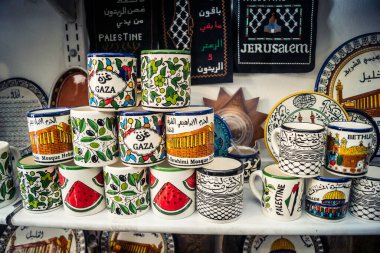 Hebron, Filistin Bölgesi, 5 Şubat 2026 eski şehirdeki yerel hediyelik eşya dükkanı. Geleneksel el sanatları, seramik ve kültürel öğeler Hebron 'un tarihi bölgesinde ziyaretçiler için sergilenmektedir..