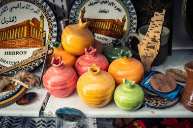 Hebron, Filistin Bölgesi, 5 Şubat 2026 eski şehirdeki yerel hediyelik eşya dükkanı. Geleneksel el sanatları, seramik ve kültürel öğeler Hebron 'un tarihi bölgesinde ziyaretçiler için sergilenmektedir..