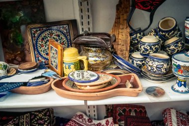 Hebron, Filistin Bölgesi, 5 Şubat 2026 eski şehirdeki yerel hediyelik eşya dükkanı. Geleneksel el sanatları, seramik ve kültürel öğeler Hebron 'un tarihi bölgesinde ziyaretçiler için sergilenmektedir..