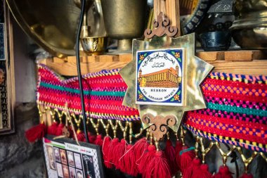 Hebron, Filistin Bölgesi, 5 Şubat 2026 eski şehirdeki yerel hediyelik eşya dükkanı. Geleneksel el sanatları, seramik ve kültürel öğeler Hebron 'un tarihi bölgesinde ziyaretçiler için sergilenmektedir..