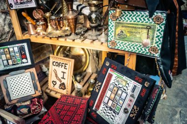 Hebron, Filistin Bölgesi, 5 Şubat 2026 eski şehirdeki yerel hediyelik eşya dükkanı. Geleneksel el sanatları, seramik ve kültürel öğeler Hebron 'un tarihi bölgesinde ziyaretçiler için sergilenmektedir..