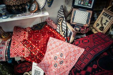 Hebron, Filistin Bölgesi, 5 Şubat 2026 eski şehirdeki yerel hediyelik eşya dükkanı. Geleneksel el sanatları, seramik ve kültürel öğeler Hebron 'un tarihi bölgesinde ziyaretçiler için sergilenmektedir..