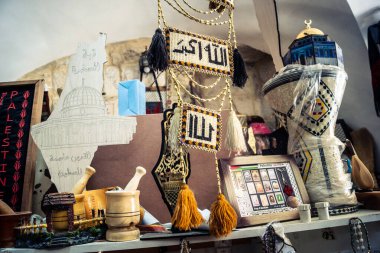 Hebron, Filistin Bölgesi, 5 Şubat 2026 eski şehirdeki yerel hediyelik eşya dükkanı. Geleneksel el sanatları, seramik ve kültürel öğeler Hebron 'un tarihi bölgesinde ziyaretçiler için sergilenmektedir..