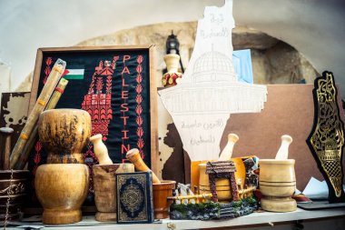 Hebron, Filistin Bölgesi, 5 Şubat 2026 eski şehirdeki yerel hediyelik eşya dükkanı. Geleneksel el sanatları, seramik ve kültürel öğeler Hebron 'un tarihi bölgesinde ziyaretçiler için sergilenmektedir..