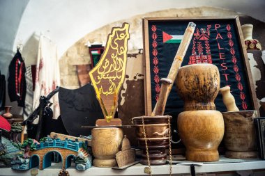 Hebron, Filistin Bölgesi, 5 Şubat 2026 eski şehirdeki yerel hediyelik eşya dükkanı. Geleneksel el sanatları, seramik ve kültürel öğeler Hebron 'un tarihi bölgesinde ziyaretçiler için sergilenmektedir..