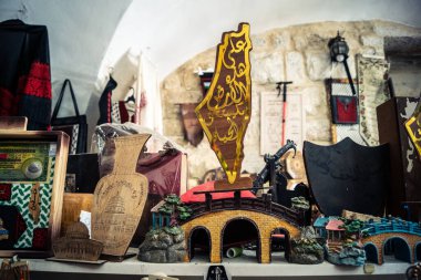 Hebron, Filistin Bölgesi, 5 Şubat 2026 eski şehirdeki yerel hediyelik eşya dükkanı. Geleneksel el sanatları, seramik ve kültürel öğeler Hebron 'un tarihi bölgesinde ziyaretçiler için sergilenmektedir..