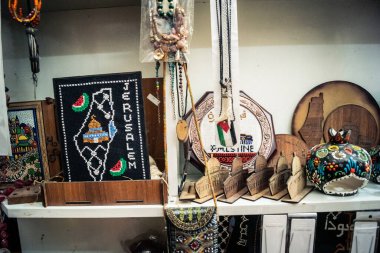 Hebron, Filistin Bölgesi, 5 Şubat 2026 eski şehirdeki yerel hediyelik eşya dükkanı. Geleneksel el sanatları, seramik ve kültürel öğeler Hebron 'un tarihi bölgesinde ziyaretçiler için sergilenmektedir..