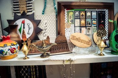 Hebron, Filistin Bölgesi, 5 Şubat 2026 eski şehirdeki yerel hediyelik eşya dükkanı. Geleneksel el sanatları, seramik ve kültürel öğeler Hebron 'un tarihi bölgesinde ziyaretçiler için sergilenmektedir..