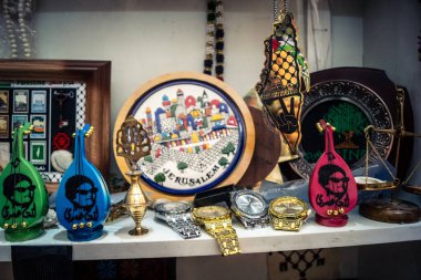 Hebron, Filistin Bölgesi, 5 Şubat 2026 eski şehirdeki yerel hediyelik eşya dükkanı. Geleneksel el sanatları, seramik ve kültürel öğeler Hebron 'un tarihi bölgesinde ziyaretçiler için sergilenmektedir..