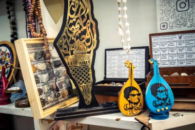 Hebron, Filistin Bölgesi, 5 Şubat 2026 eski şehirdeki yerel hediyelik eşya dükkanı. Geleneksel el sanatları, seramik ve kültürel öğeler Hebron 'un tarihi bölgesinde ziyaretçiler için sergilenmektedir..