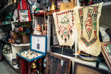 Hebron, Filistin Bölgesi, 5 Şubat 2026 eski şehirdeki yerel hediyelik eşya dükkanı. Geleneksel el sanatları, seramik ve kültürel öğeler Hebron 'un tarihi bölgesinde ziyaretçiler için sergilenmektedir..