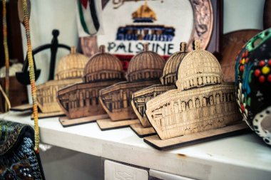 Hebron, Filistin Bölgesi, 5 Şubat 2026 eski şehirdeki yerel hediyelik eşya dükkanı. Geleneksel el sanatları, seramik ve kültürel öğeler Hebron 'un tarihi bölgesinde ziyaretçiler için sergilenmektedir..