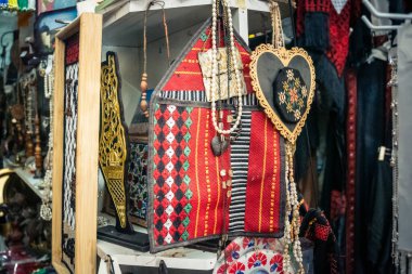 Hebron, Filistin Bölgesi, 5 Şubat 2026 eski şehirdeki yerel hediyelik eşya dükkanı. Geleneksel el sanatları, seramik ve kültürel öğeler Hebron 'un tarihi bölgesinde ziyaretçiler için sergilenmektedir..