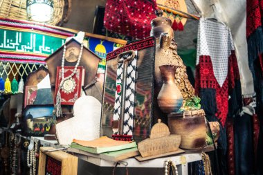 Hebron, Filistin Bölgesi, 5 Şubat 2026 eski şehirdeki yerel hediyelik eşya dükkanı. Geleneksel el sanatları, seramik ve kültürel öğeler Hebron 'un tarihi bölgesinde ziyaretçiler için sergilenmektedir..