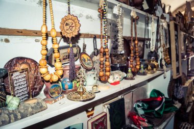 Hebron, Filistin Bölgesi, 5 Şubat 2026 eski şehirdeki yerel hediyelik eşya dükkanı. Geleneksel el sanatları, seramik ve kültürel öğeler Hebron 'un tarihi bölgesinde ziyaretçiler için sergilenmektedir..