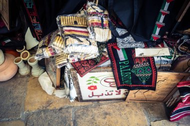 Hebron, Filistin Bölgesi, 5 Şubat 2026 eski şehirdeki yerel hediyelik eşya dükkanı. Geleneksel el sanatları, seramik ve kültürel öğeler Hebron 'un tarihi bölgesinde ziyaretçiler için sergilenmektedir..