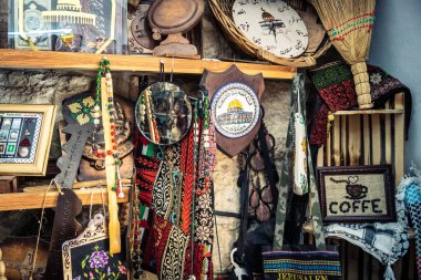 Hebron, Filistin Bölgesi, 5 Şubat 2026 eski şehirdeki yerel hediyelik eşya dükkanı. Geleneksel el sanatları, seramik ve kültürel öğeler Hebron 'un tarihi bölgesinde ziyaretçiler için sergilenmektedir..