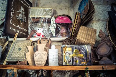 Hebron, Filistin Bölgesi, 5 Şubat 2026 eski şehirdeki yerel hediyelik eşya dükkanı. Geleneksel el sanatları, seramik ve kültürel öğeler Hebron 'un tarihi bölgesinde ziyaretçiler için sergilenmektedir..