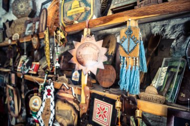 Hebron, Filistin Bölgesi, 5 Şubat 2026 eski şehirdeki yerel hediyelik eşya dükkanı. Geleneksel el sanatları, seramik ve kültürel öğeler Hebron 'un tarihi bölgesinde ziyaretçiler için sergilenmektedir..