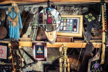 Hebron, Filistin Bölgesi, 5 Şubat 2026 eski şehirdeki yerel hediyelik eşya dükkanı. Geleneksel el sanatları, seramik ve kültürel öğeler Hebron 'un tarihi bölgesinde ziyaretçiler için sergilenmektedir..