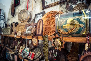 Hebron, Filistin Bölgesi, 5 Şubat 2026 eski şehirdeki yerel hediyelik eşya dükkanı. Geleneksel el sanatları, seramik ve kültürel öğeler Hebron 'un tarihi bölgesinde ziyaretçiler için sergilenmektedir..