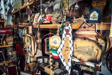 Hebron, Filistin Bölgesi, 5 Şubat 2026 eski şehirdeki yerel hediyelik eşya dükkanı. Geleneksel el sanatları, seramik ve kültürel öğeler Hebron 'un tarihi bölgesinde ziyaretçiler için sergilenmektedir..