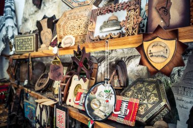 Hebron, Filistin Bölgesi, 5 Şubat 2026 eski şehirdeki yerel hediyelik eşya dükkanı. Geleneksel el sanatları, seramik ve kültürel öğeler Hebron 'un tarihi bölgesinde ziyaretçiler için sergilenmektedir..