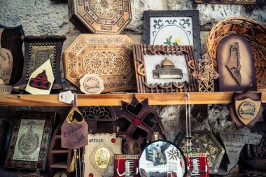 Hebron, Filistin Bölgesi, 5 Şubat 2026 eski şehirdeki yerel hediyelik eşya dükkanı. Geleneksel el sanatları, seramik ve kültürel öğeler Hebron 'un tarihi bölgesinde ziyaretçiler için sergilenmektedir..