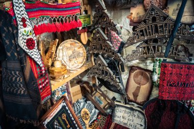 Hebron, Filistin Bölgesi, 5 Şubat 2026 eski şehirdeki yerel hediyelik eşya dükkanı. Geleneksel el sanatları, seramik ve kültürel öğeler Hebron 'un tarihi bölgesinde ziyaretçiler için sergilenmektedir..