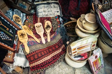 Hebron, Filistin Bölgesi, 5 Şubat 2026 eski şehirdeki yerel hediyelik eşya dükkanı. Geleneksel el sanatları, seramik ve kültürel öğeler Hebron 'un tarihi bölgesinde ziyaretçiler için sergilenmektedir..