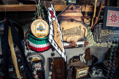 Hebron, Filistin Bölgesi, 5 Şubat 2026 eski şehirdeki yerel hediyelik eşya dükkanı. Geleneksel el sanatları, seramik ve kültürel öğeler Hebron 'un tarihi bölgesinde ziyaretçiler için sergilenmektedir..
