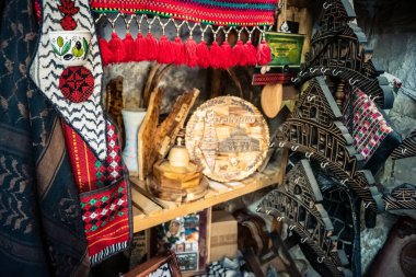 Hebron, Filistin Bölgesi, 5 Şubat 2026 eski şehirdeki yerel hediyelik eşya dükkanı. Geleneksel el sanatları, seramik ve kültürel öğeler Hebron 'un tarihi bölgesinde ziyaretçiler için sergilenmektedir..