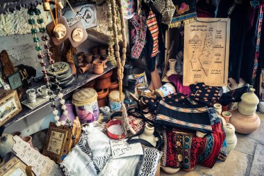 Hebron, Filistin Bölgesi, 5 Şubat 2026 eski şehirdeki yerel hediyelik eşya dükkanı. Geleneksel el sanatları, seramik ve kültürel öğeler Hebron 'un tarihi bölgesinde ziyaretçiler için sergilenmektedir..