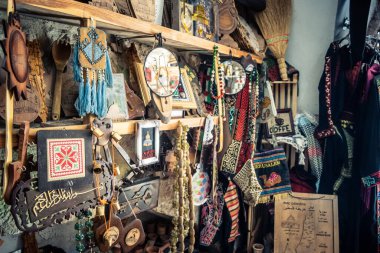 Hebron, Filistin Bölgesi, 5 Şubat 2026 eski şehirdeki yerel hediyelik eşya dükkanı. Geleneksel el sanatları, seramik ve kültürel öğeler Hebron 'un tarihi bölgesinde ziyaretçiler için sergilenmektedir..