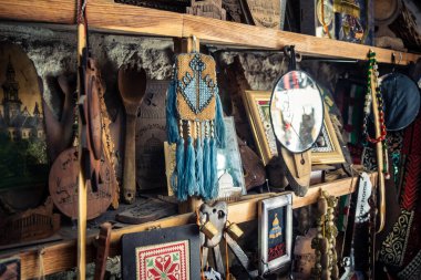 Hebron, Filistin Bölgesi, 5 Şubat 2026 eski şehirdeki yerel hediyelik eşya dükkanı. Geleneksel el sanatları, seramik ve kültürel öğeler Hebron 'un tarihi bölgesinde ziyaretçiler için sergilenmektedir..