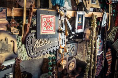 Hebron, Filistin Bölgesi, 5 Şubat 2026 eski şehirdeki yerel hediyelik eşya dükkanı. Geleneksel el sanatları, seramik ve kültürel öğeler Hebron 'un tarihi bölgesinde ziyaretçiler için sergilenmektedir..