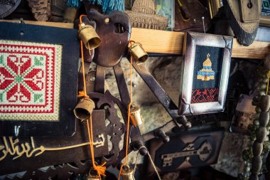 Hebron, Filistin Bölgesi, 5 Şubat 2026 eski şehirdeki yerel hediyelik eşya dükkanı. Geleneksel el sanatları, seramik ve kültürel öğeler Hebron 'un tarihi bölgesinde ziyaretçiler için sergilenmektedir..