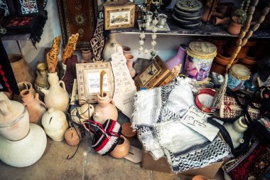 Hebron, Filistin Bölgesi, 5 Şubat 2026 eski şehirdeki yerel hediyelik eşya dükkanı. Geleneksel el sanatları, seramik ve kültürel öğeler Hebron 'un tarihi bölgesinde ziyaretçiler için sergilenmektedir..