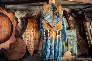 Hebron, Filistin Bölgesi, 5 Şubat 2026 eski şehirdeki yerel hediyelik eşya dükkanı. Geleneksel el sanatları, seramik ve kültürel öğeler Hebron 'un tarihi bölgesinde ziyaretçiler için sergilenmektedir..