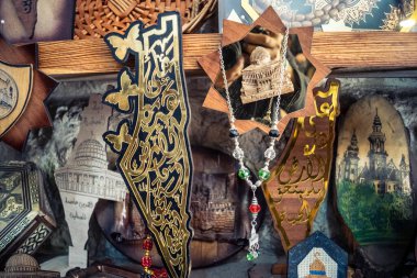 Hebron, Filistin Bölgesi, 5 Şubat 2026 eski şehirdeki yerel hediyelik eşya dükkanı. Geleneksel el sanatları, seramik ve kültürel öğeler Hebron 'un tarihi bölgesinde ziyaretçiler için sergilenmektedir..