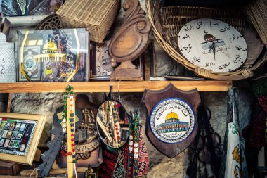 Hebron, Filistin Bölgesi, 5 Şubat 2026 eski şehirdeki yerel hediyelik eşya dükkanı. Geleneksel el sanatları, seramik ve kültürel öğeler Hebron 'un tarihi bölgesinde ziyaretçiler için sergilenmektedir..