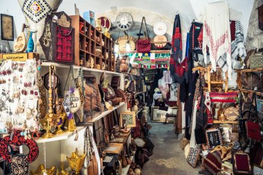 Hebron, Filistin Bölgesi, 5 Şubat 2026 eski şehirdeki yerel hediyelik eşya dükkanı. Geleneksel el sanatları, seramik ve kültürel öğeler Hebron 'un tarihi bölgesinde ziyaretçiler için sergilenmektedir..