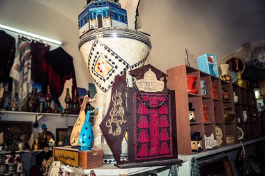 Hebron, Filistin Bölgesi, 5 Şubat 2026 eski şehirdeki yerel hediyelik eşya dükkanı. Geleneksel el sanatları, seramik ve kültürel öğeler Hebron 'un tarihi bölgesinde ziyaretçiler için sergilenmektedir..