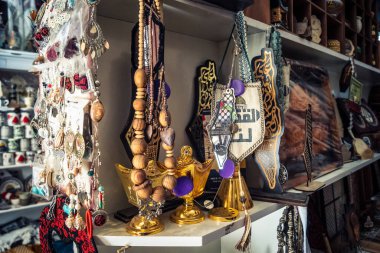 Hebron, Filistin Bölgesi, 5 Şubat 2026 eski şehirdeki yerel hediyelik eşya dükkanı. Geleneksel el sanatları, seramik ve kültürel öğeler Hebron 'un tarihi bölgesinde ziyaretçiler için sergilenmektedir..