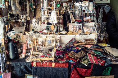 Hebron, Filistin Bölgesi, 5 Şubat 2026 eski şehirdeki yerel hediyelik eşya dükkanı. Geleneksel el sanatları, seramik ve kültürel öğeler Hebron 'un tarihi bölgesinde ziyaretçiler için sergilenmektedir..